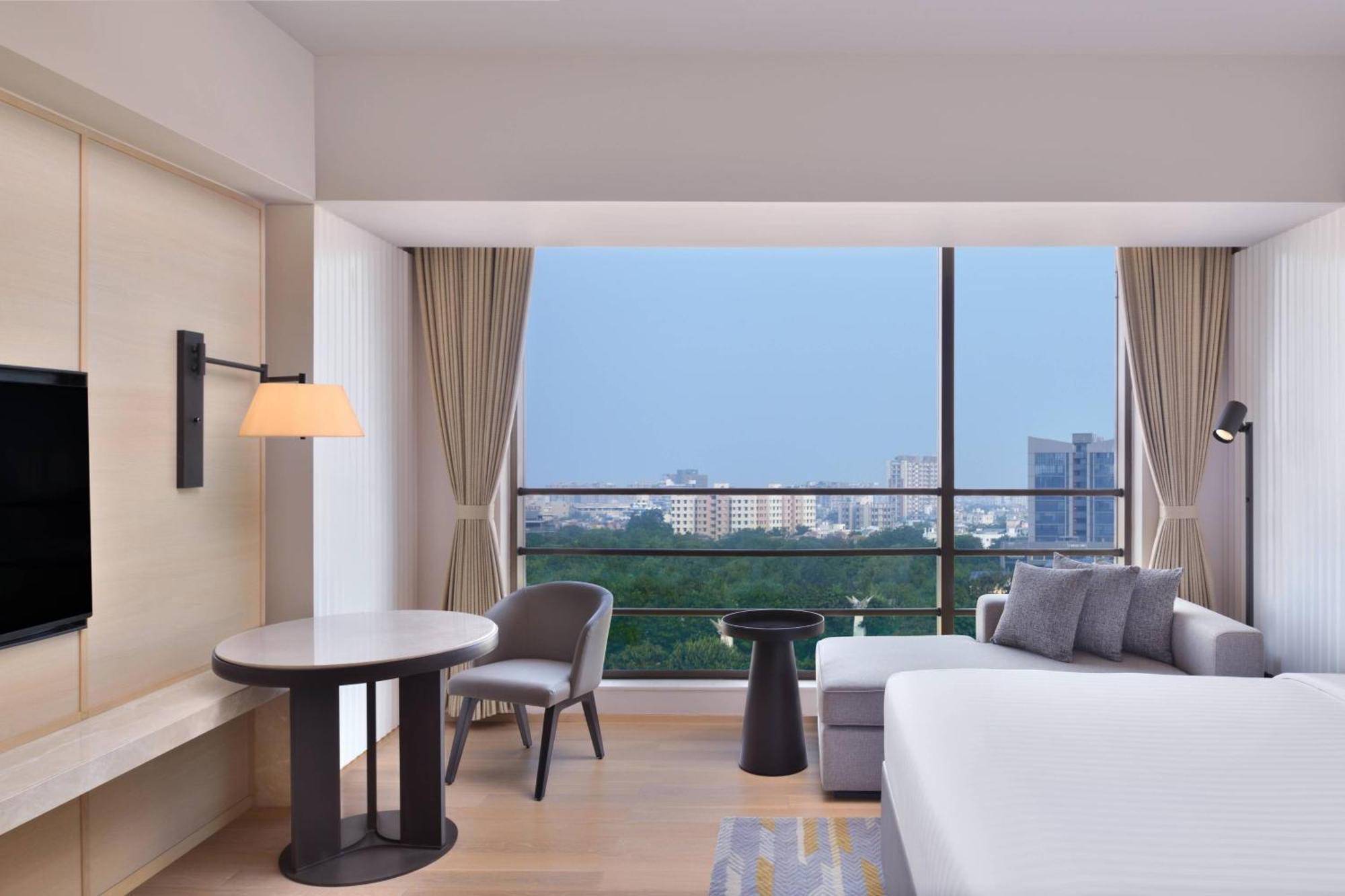 Courtyard By Marriott Ahmedabad Sindhu Bhavan Road Exterior foto